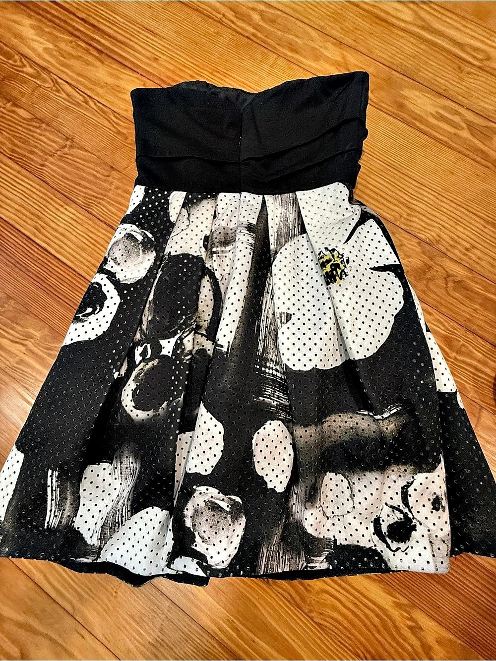 Trina Turk Abstract Mini Skirt in Black & White Size 8 Like New